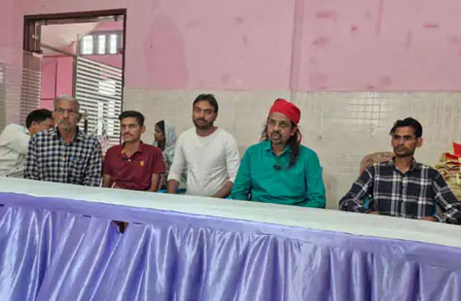 उर्स पर्व की जानकारी देते हुए बाबा हमजा पीर परिवार सेवा संस्थान अलवर के अध्यक्ष धर्मेंद्र सोमवंशी व अन्य। उर्स पर्व की जानकारी देते हुए बाबा हमजा पीर परिवार सेवा संस्थान अलवर के अध्यक्ष धर्मेंद्र सोमवंशी व अन्य।