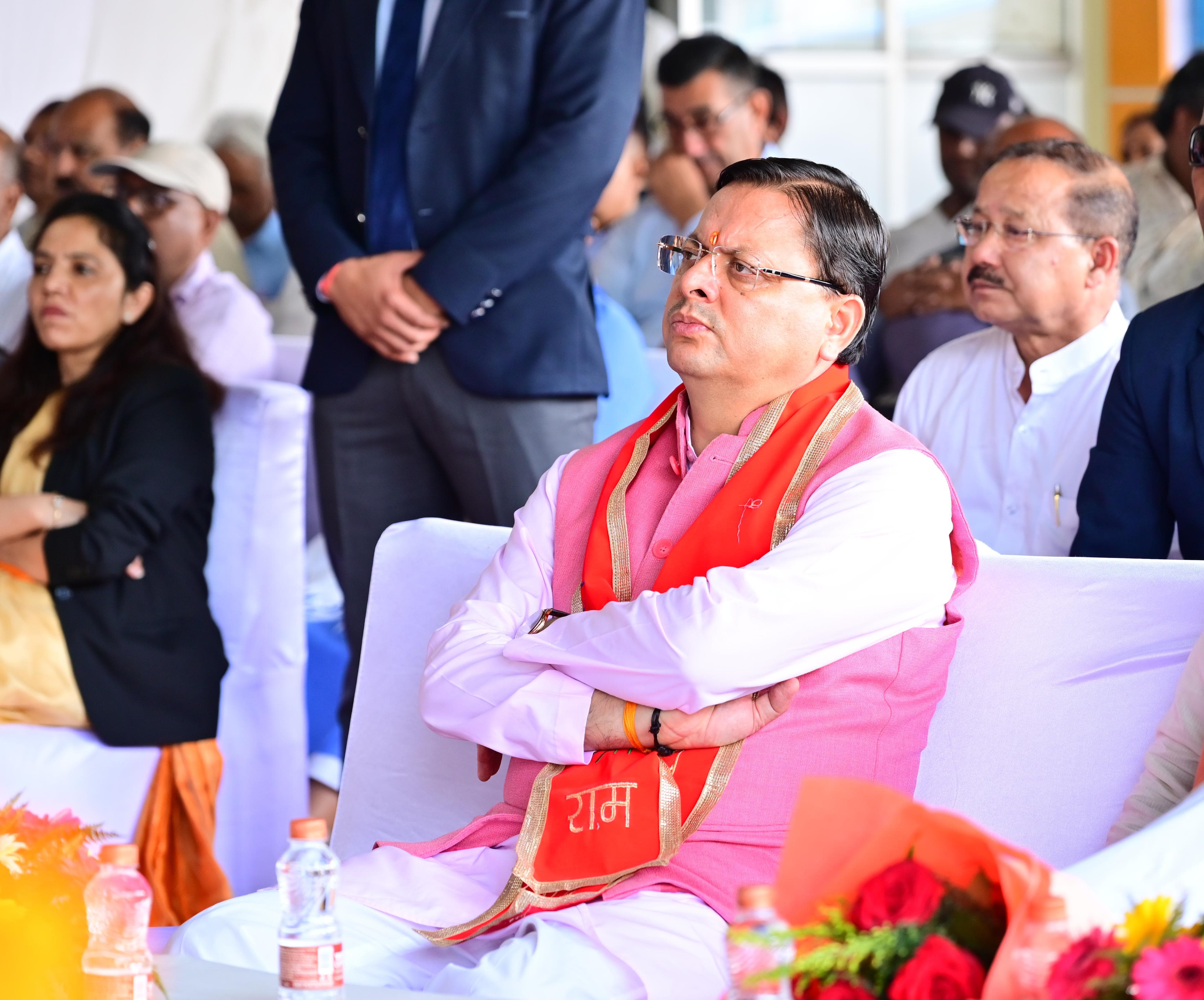 मुख्यमंत्री पुष्कर सिंह धामी प्रधानमंत्री के मन की बात सुनते। मुख्यमंत्री पुष्कर सिंह धामी प्रधानमंत्री के मन की बात सुनते।