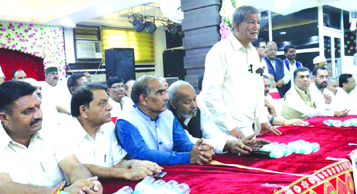 वार्ता के दौरान हरीश रावत व अन्य वार्ता के दौरान हरीश रावत व अन्य