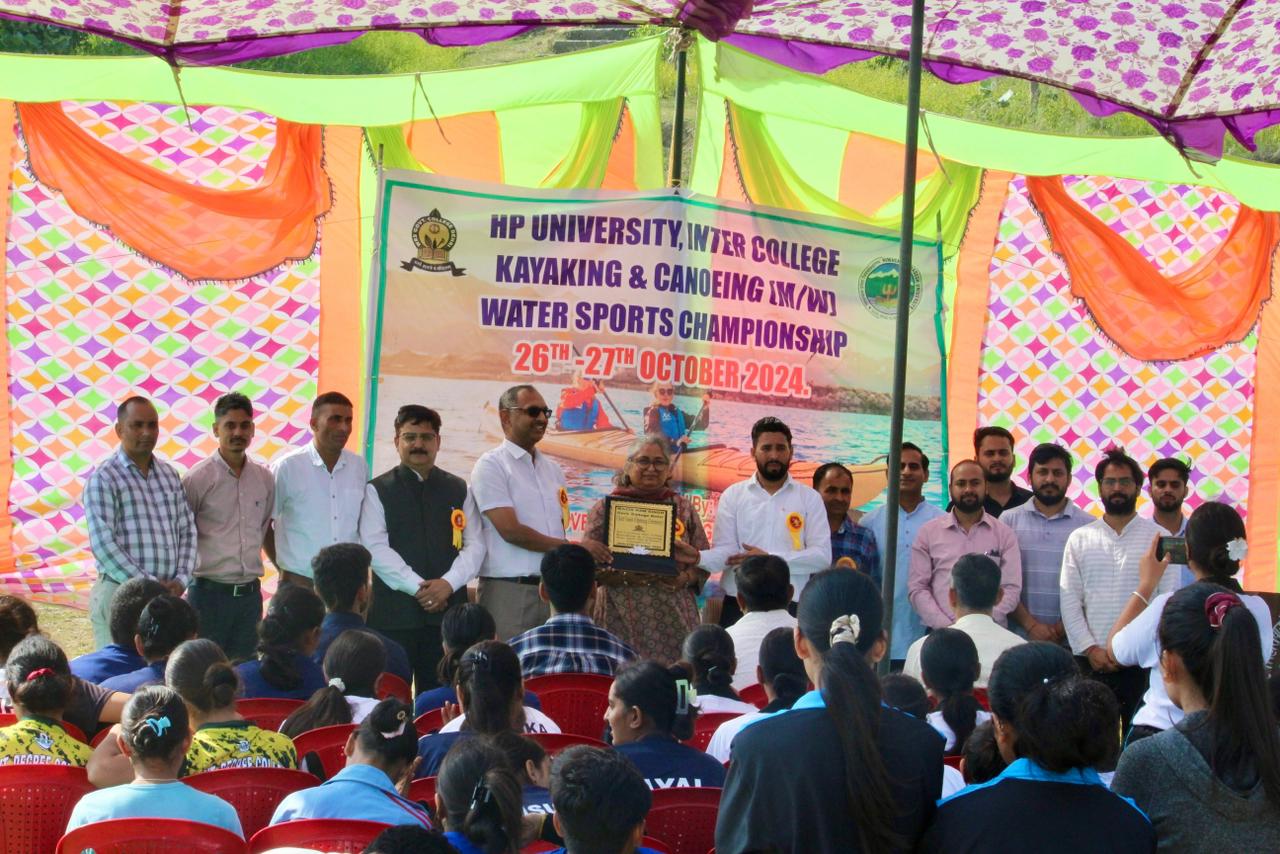 जलक्रीड़ा प्रतियोगिता के दौरान मुख्यातिथि को सम्मानित करते हुए। जलक्रीड़ा प्रतियोगिता के दौरान मुख्यातिथि को सम्मानित करते हुए।