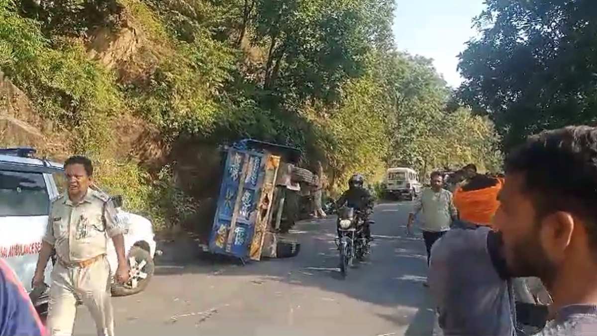 मजदूराें की ट्रैक्टर-ट्राली पलटी मजदूराें की ट्रैक्टर-ट्राली पलटी