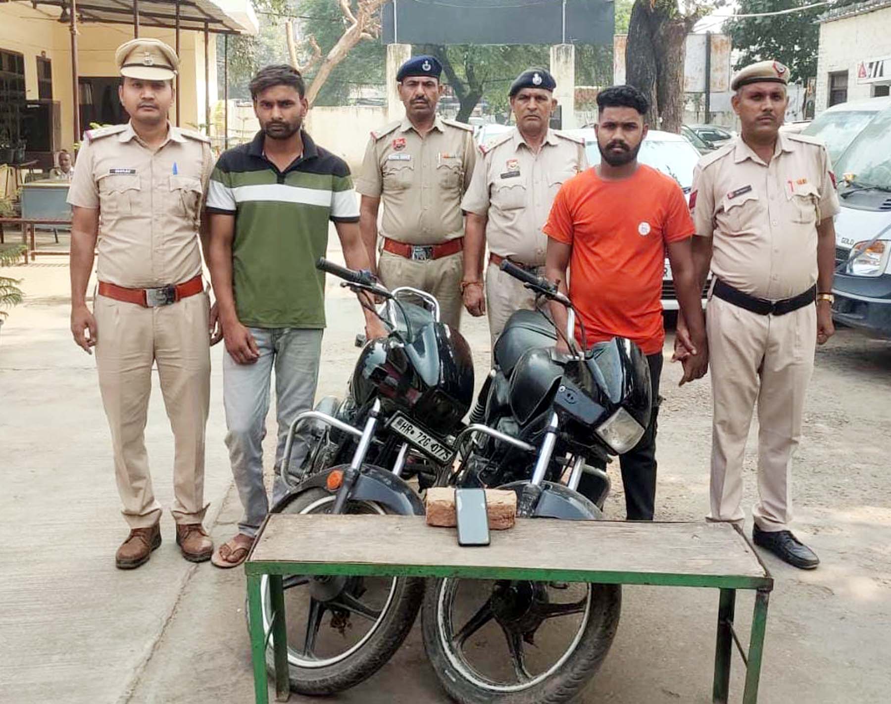 फोटो नंबर-04: गुरुग्राम पुलिस की गिरफ्त में लूट की वारदात के दो आरोपी। फोटो नंबर-04: गुरुग्राम पुलिस की गिरफ्त में लूट की वारदात के दो आरोपी।