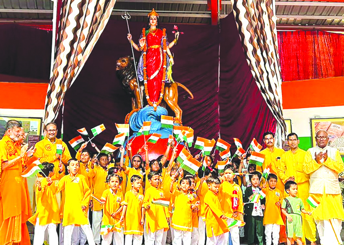 प्रमिता अनावरण के दौरान प्रमिता अनावरण के दौरान