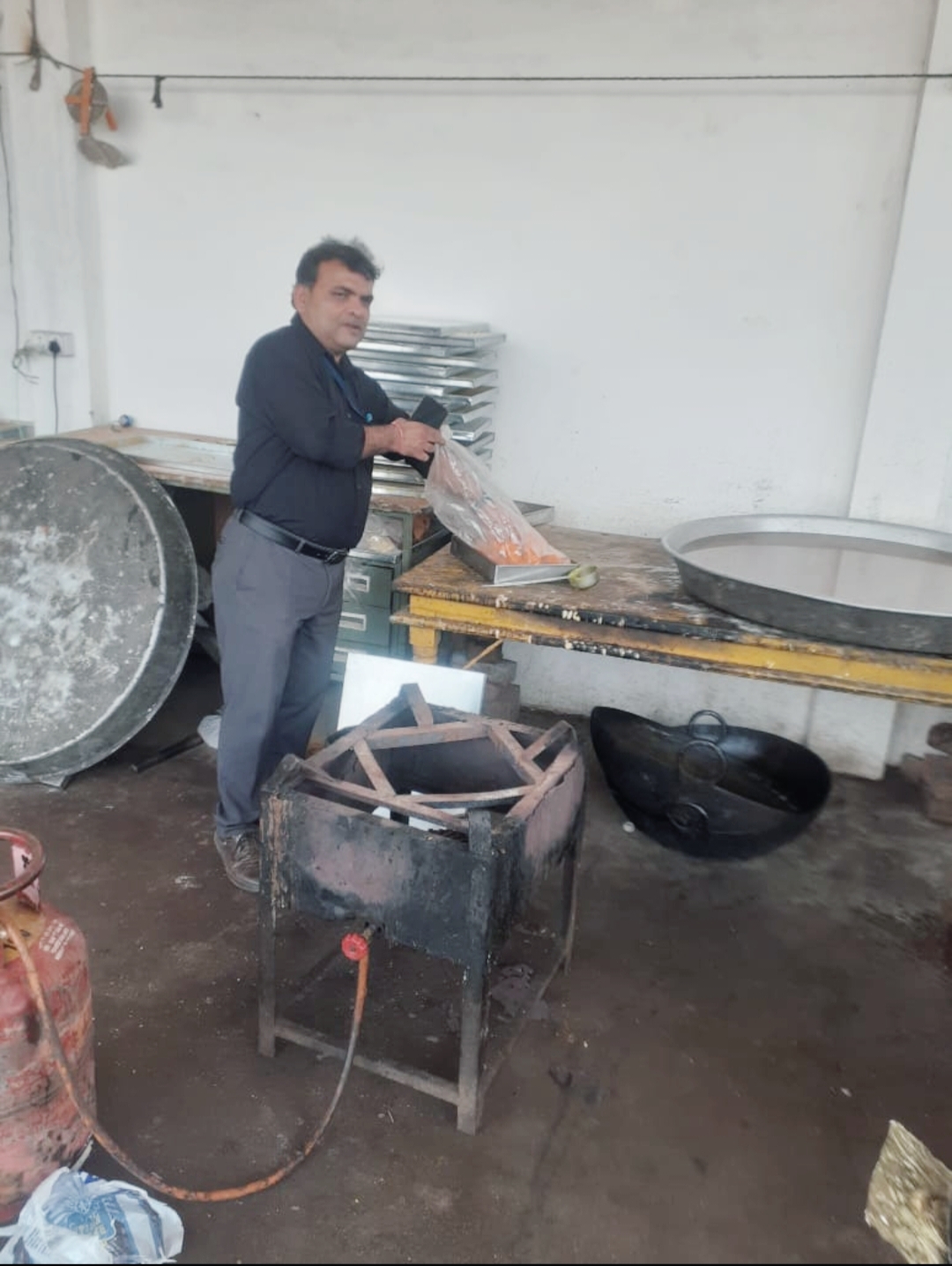 खाद्य सुरक्षा टीम टीम ने विभिन्न प्रतिष्ठानों पर नमूनीकरण कर किया 50 किलो दूषित और पुराना मिल्क केक नष्ट खाद्य सुरक्षा टीम टीम ने विभिन्न प्रतिष्ठानों पर नमूनीकरण कर किया 50 किलो दूषित और पुराना मिल्क केक नष्ट