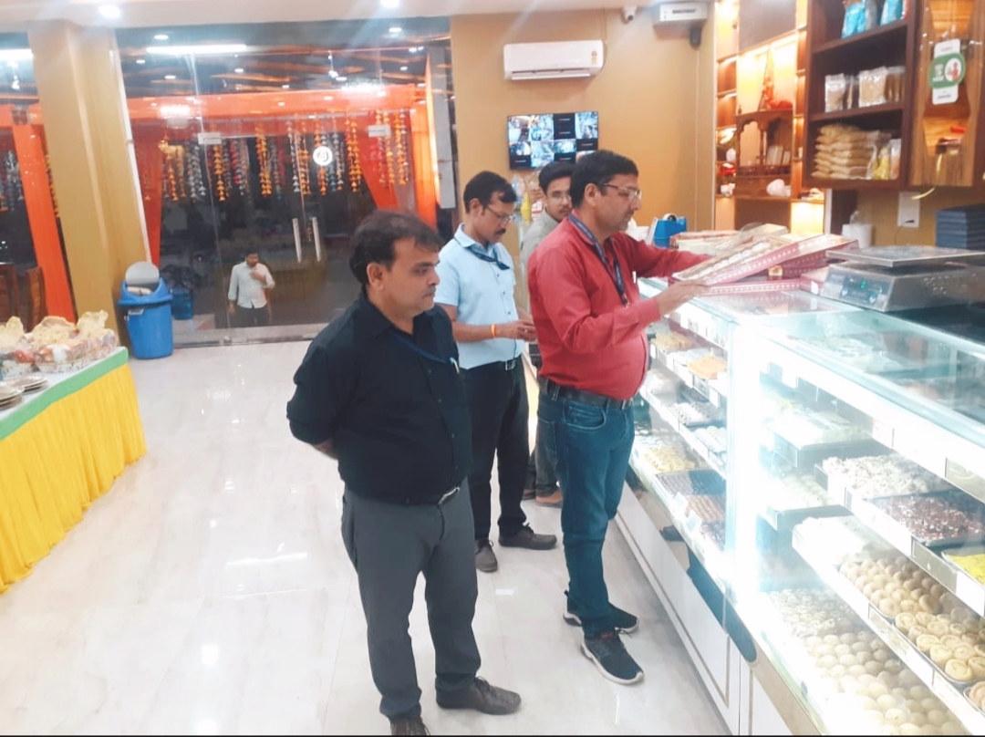 खाद्य सुरक्षा टीम टीम ने विभिन्न प्रतिष्ठानों पर नमूनीकरण कर किया 50 किलो दूषित और पुराना मिल्क केक नष्ट खाद्य सुरक्षा टीम टीम ने विभिन्न प्रतिष्ठानों पर नमूनीकरण कर किया 50 किलो दूषित और पुराना मिल्क केक नष्ट