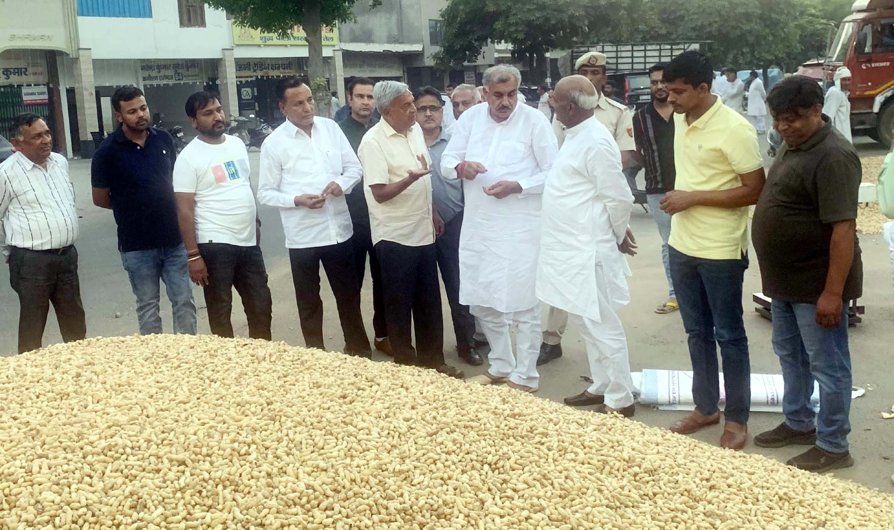 हिसार अनाज मंडी में फसल उठान का जायजा लेते हुए विधायक रणधीर पनिहार। हिसार अनाज मंडी में फसल उठान का जायजा लेते हुए विधायक रणधीर पनिहार।