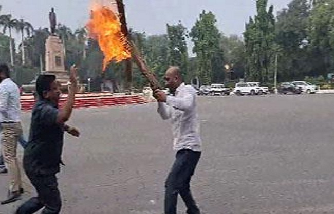 आत्मदाह की कोशिश करता युवक आत्मदाह की कोशिश करता युवक