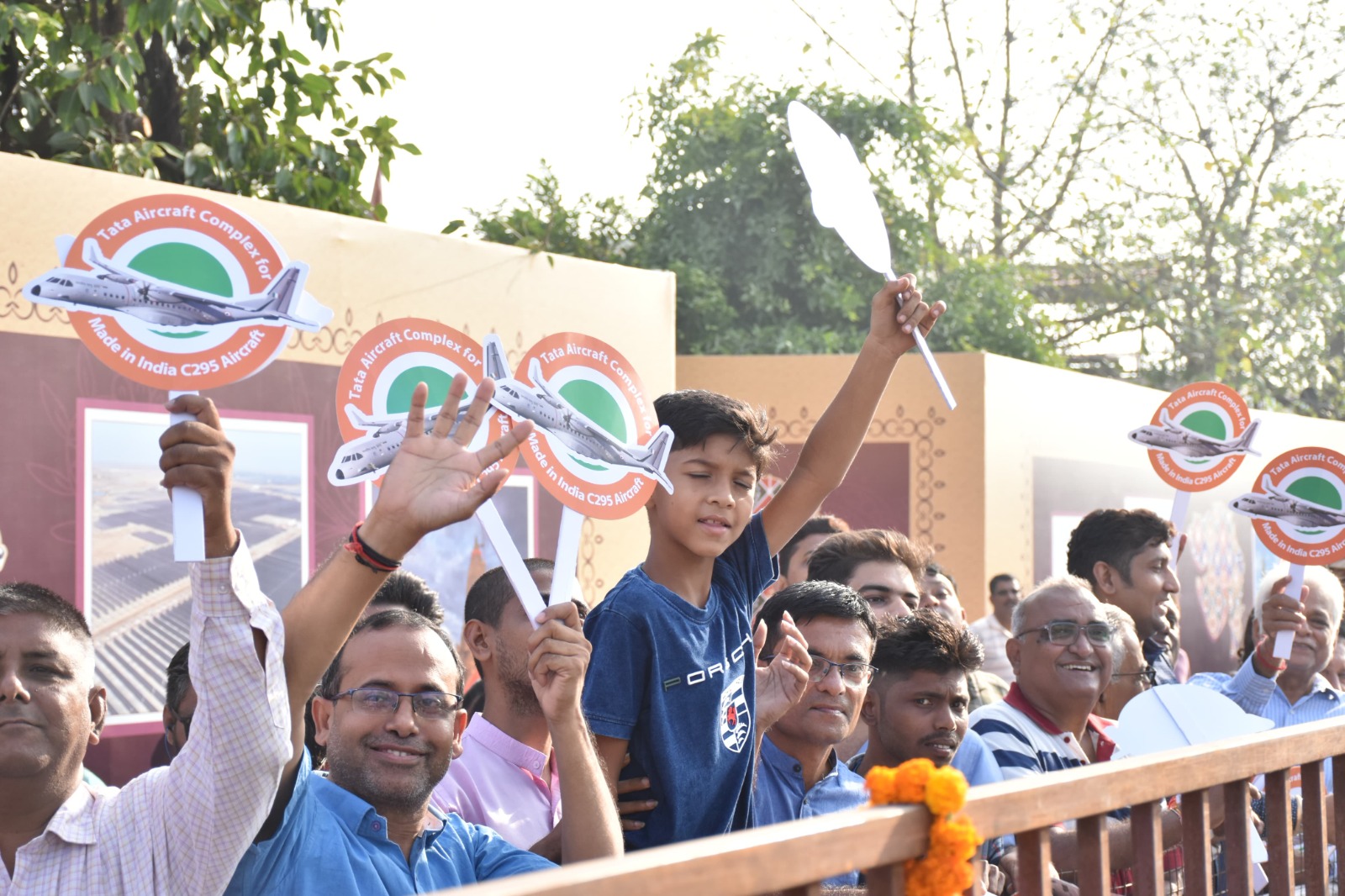 वडोदरा में भारतऔर स्पेन के पीएम के स्वागत के लिए सड़क किनारे खड़े लोग। वडोदरा में भारतऔर स्पेन के पीएम के स्वागत के लिए सड़क किनारे खड़े लोग।