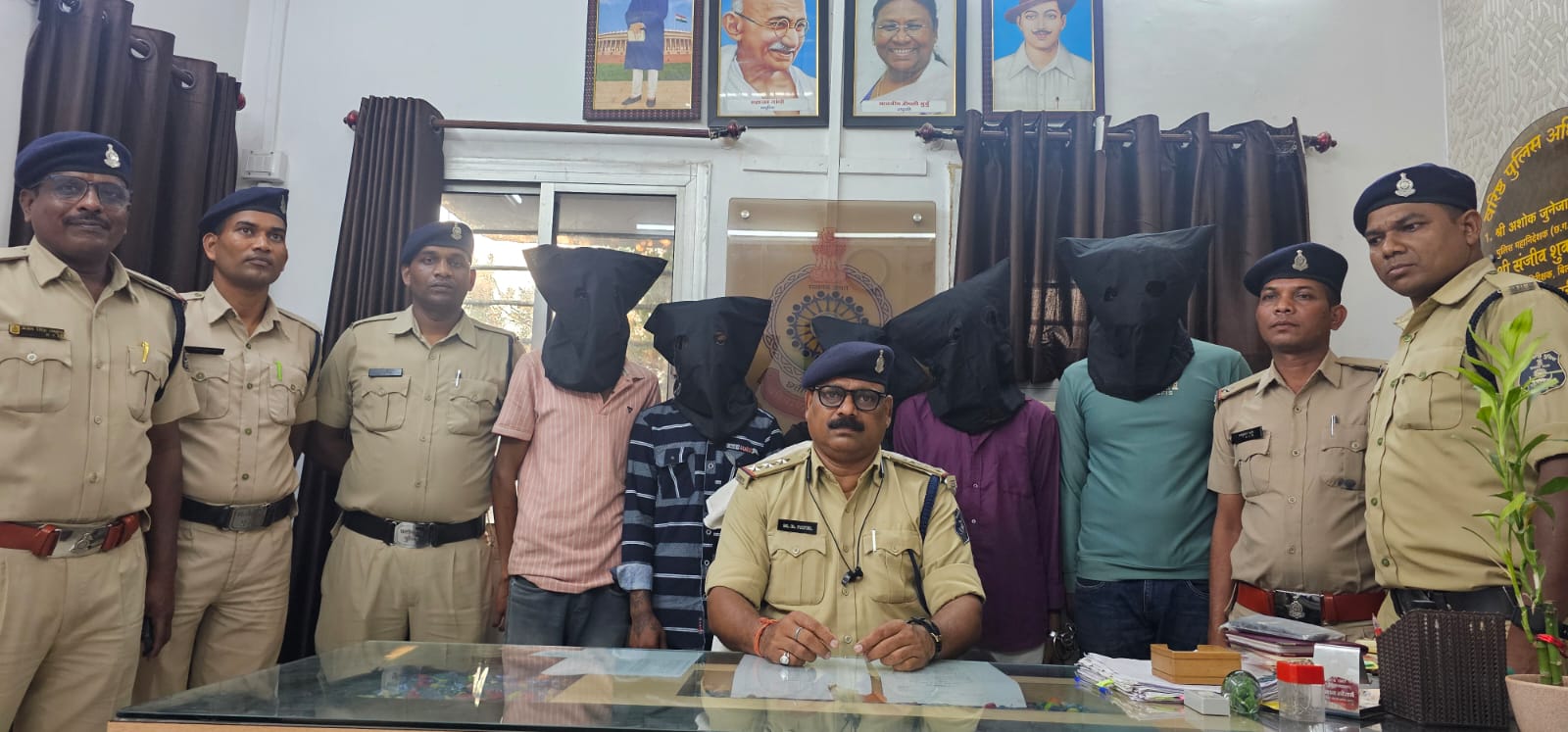लूट डकैती के मामले में पुलिस ने 5 आरोपियों लूट डकैती के मामले में पुलिस ने 5 आरोपियों