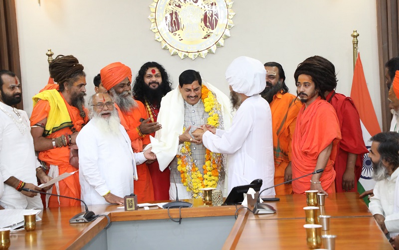 मुख्यमंत्री का अखाड़ा परिषद उज्जैन के संत-जनों ने किया सम्मान मुख्यमंत्री का अखाड़ा परिषद उज्जैन के संत-जनों ने किया सम्मान