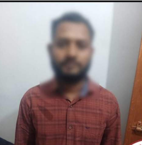 जूनियर इंजीनियर ने फरसा से काट कर महिला की हत्या कर दी, खुद थाना पहुंच सरेंडर किया। जूनियर इंजीनियर ने फरसा से काट कर महिला की हत्या कर दी, खुद थाना पहुंच सरेंडर किया।