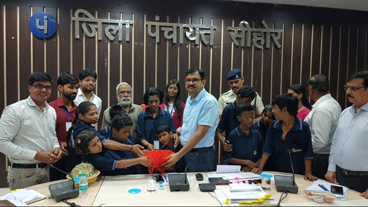 अधिकारियों ने खरीदे दिव्यांग बच्चों द्वारा बनाए गए दीपक अधिकारियों ने खरीदे दिव्यांग बच्चों द्वारा बनाए गए दीपक
