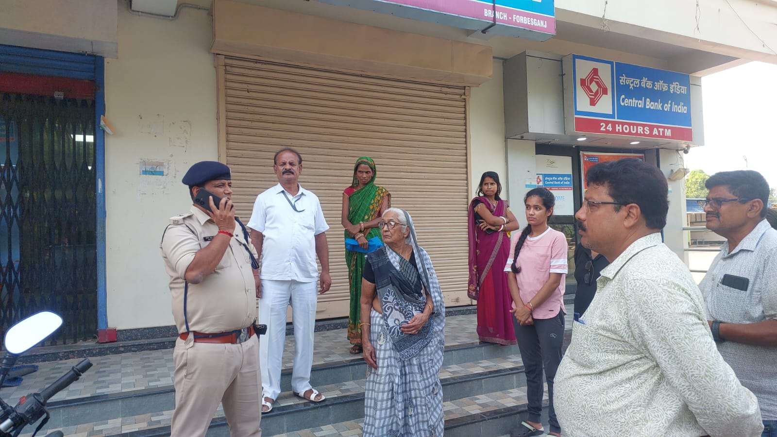अररिया फोटो:पुलिस छिनतई की जांच करते अररिया फोटो:पुलिस छिनतई की जांच करते