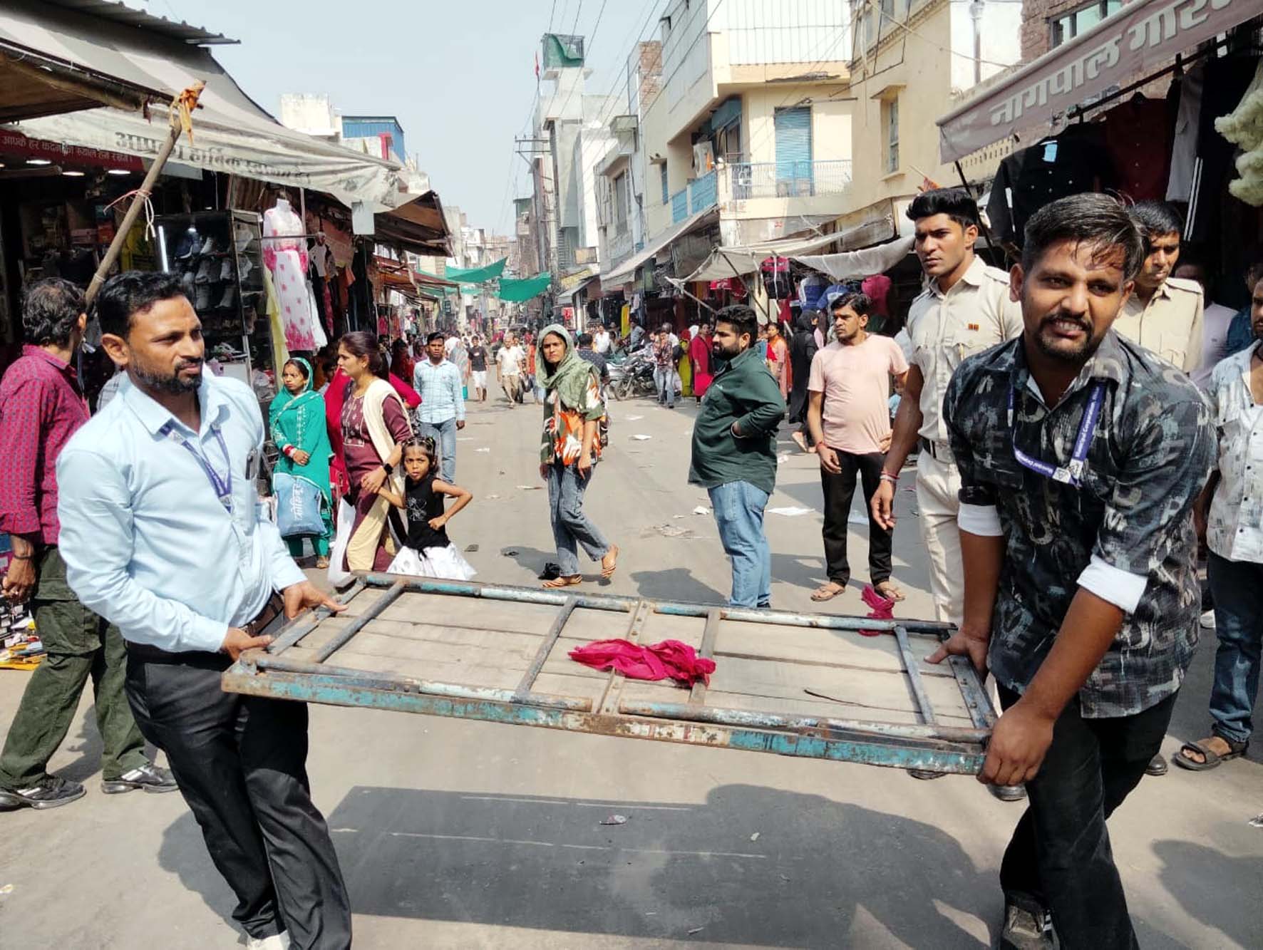 मार्केट से सामान हटाकर निगम के कर्मचारी। मार्केट से सामान हटाकर निगम के कर्मचारी।
