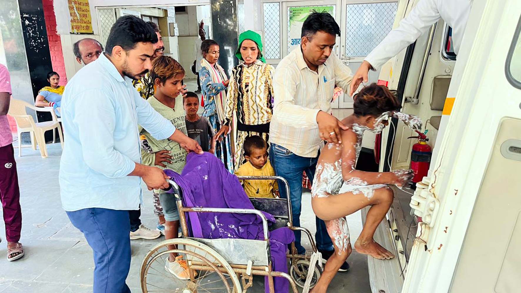 प्राथमिक उपचार के बाद बच्चे को हिसार ले जाते परिजन। प्राथमिक उपचार के बाद बच्चे को हिसार ले जाते परिजन।