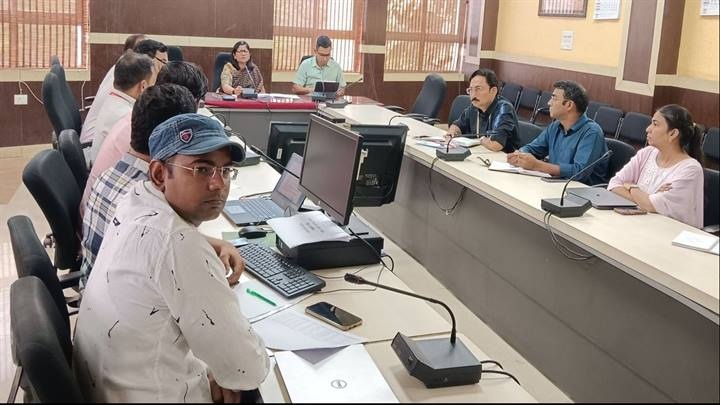 कलेक्टर ने ली अधिकारियों की बैठक कलेक्टर ने ली अधिकारियों की बैठक
