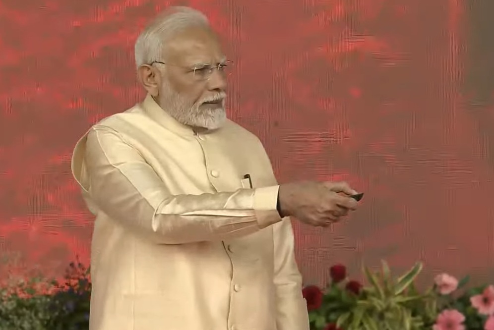 अमरेली के लाठी में आयोजित सार्वजनिक कार्यक्रम में प्रधानमंत्री नरेन्द्र मोदी विकास प्रकल्पों का डिजिटल भूमिपूजन और लोकार्पण करते हुए। अमरेली के लाठी में आयोजित सार्वजनिक कार्यक्रम में प्रधानमंत्री नरेन्द्र मोदी विकास प्रकल्पों का डिजिटल भूमिपूजन और लोकार्पण करते हुए।