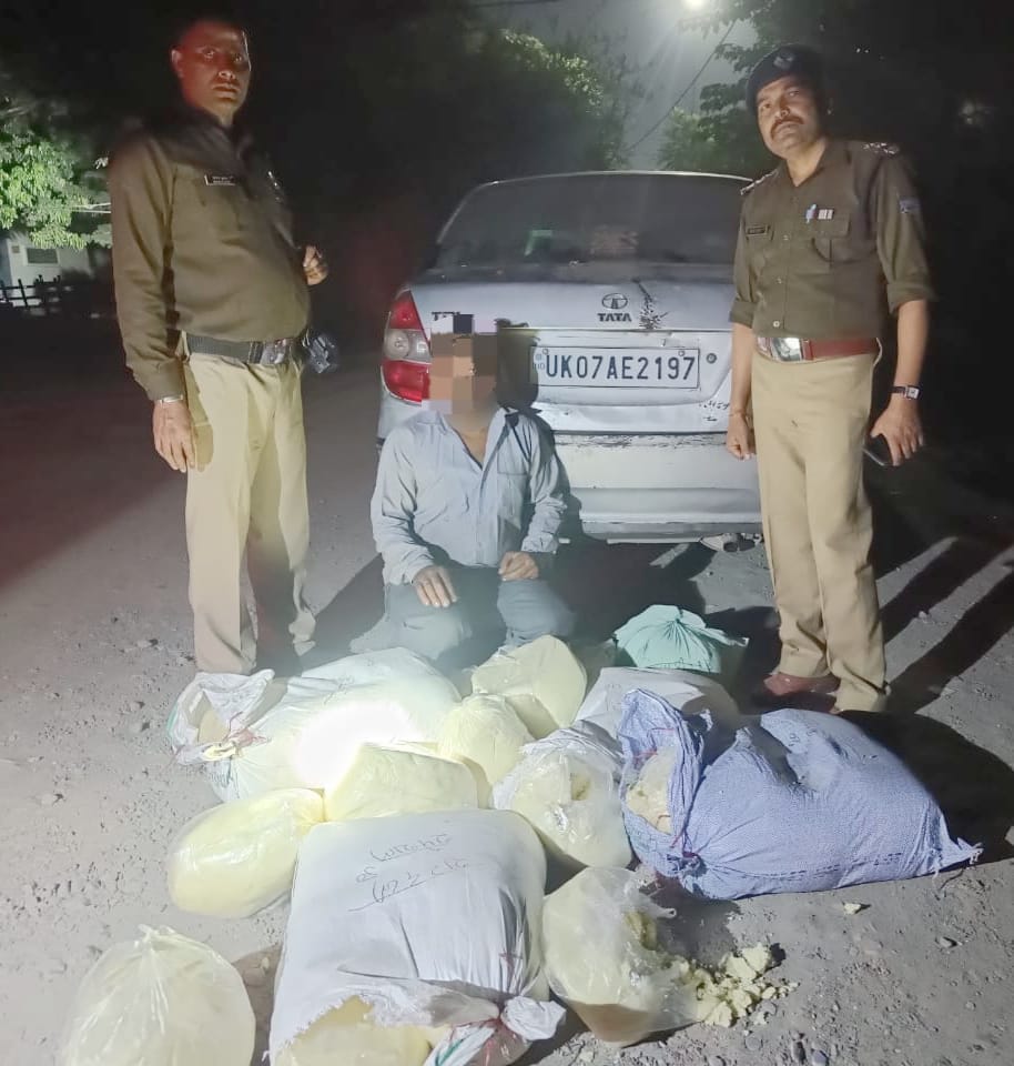 नकली वाहन के साथ वाहन और आरोपी के साथ पुलिसकर्मी। नकली वाहन के साथ वाहन और आरोपी के साथ पुलिसकर्मी।