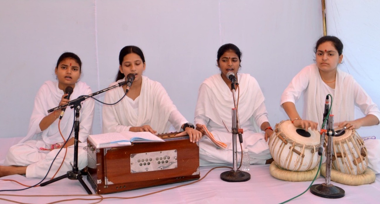 डा. विश्व अवतार जैमिनी स्मृति यजुर्वेद पारायण यज्ञ में भजन गातीं ब्रह्मचारिणियां डा. विश्व अवतार जैमिनी स्मृति यजुर्वेद पारायण यज्ञ में भजन गातीं ब्रह्मचारिणियां