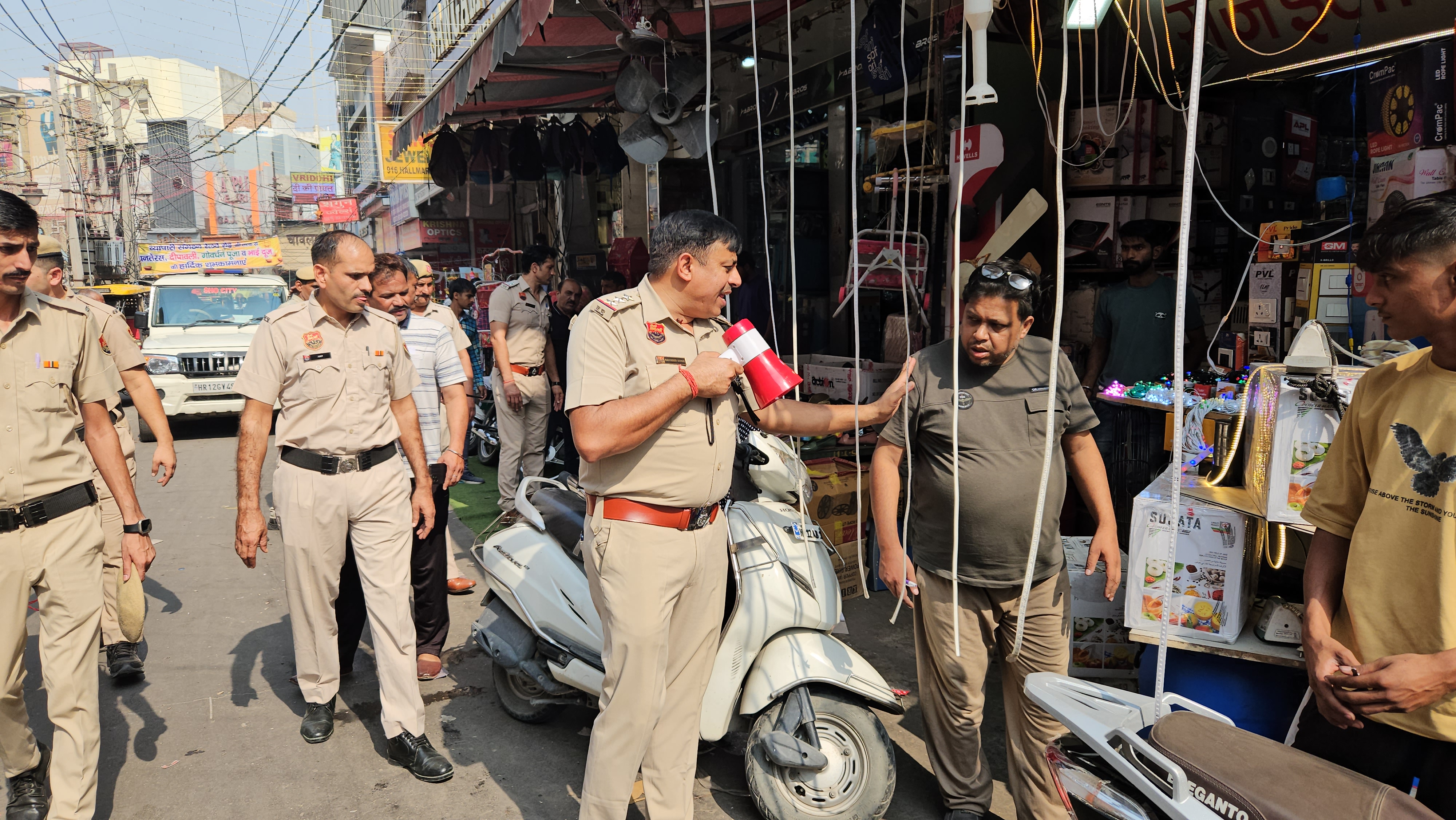 फोटो कैप्शन 28आरटीके1 : बाजारो में दुकानो के बाहर लगी फडियां हटवाते पुलिस कर्मी फोटो कैप्शन 28आरटीके1 : बाजारो में दुकानो के बाहर लगी फडियां हटवाते पुलिस कर्मी