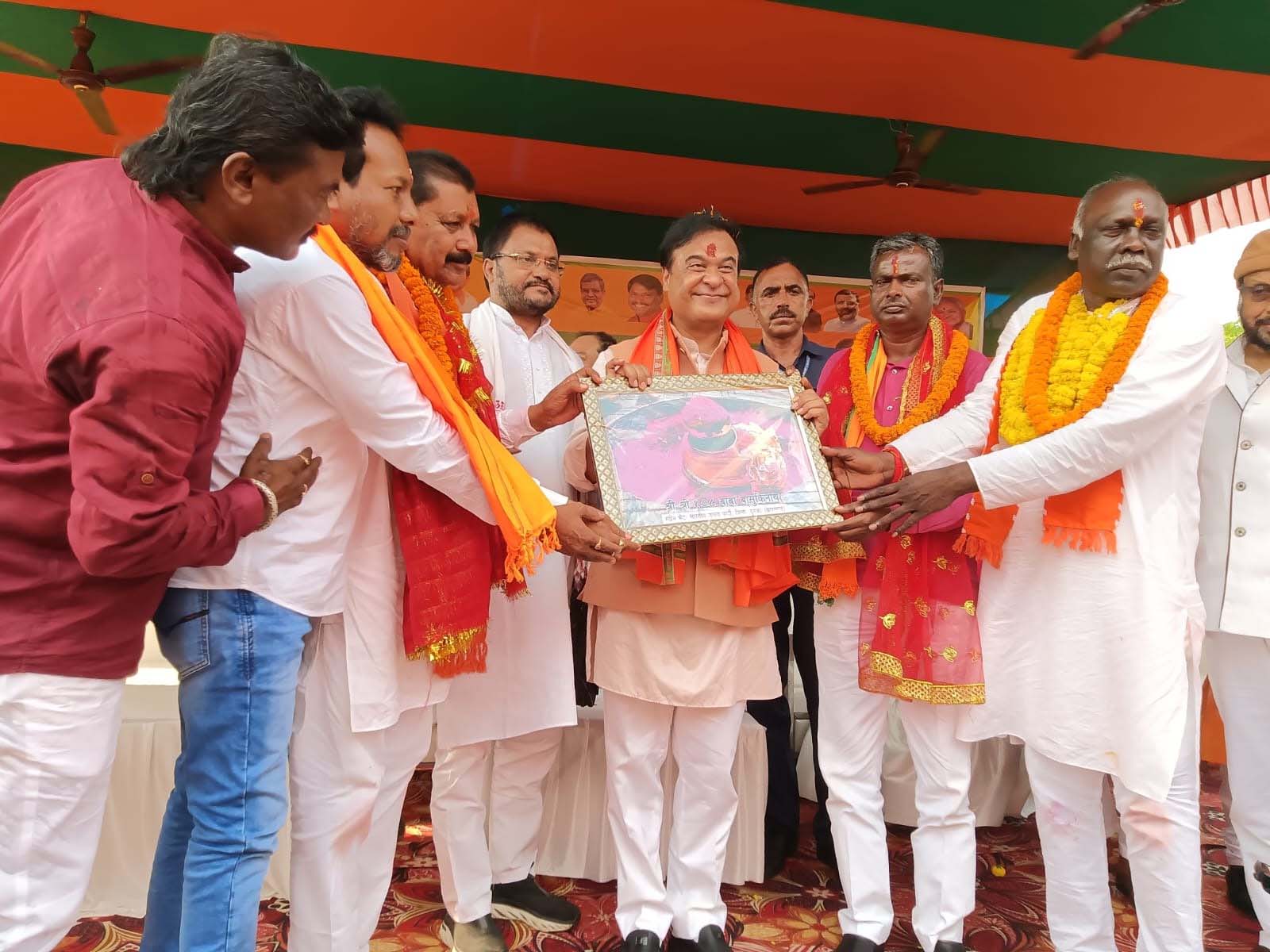 असम के मुख्यमंत्री हिमंत बिस्वा सरमा असम के मुख्यमंत्री हिमंत बिस्वा सरमा