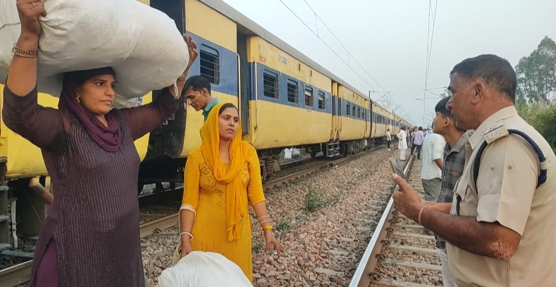 28 आरटीकेः 6 सांपला के पास ट्रेन में हुए विस्फोट के बाद यात्रियों से पूछताछ करती पुलिस टीम। पहुंची ----------