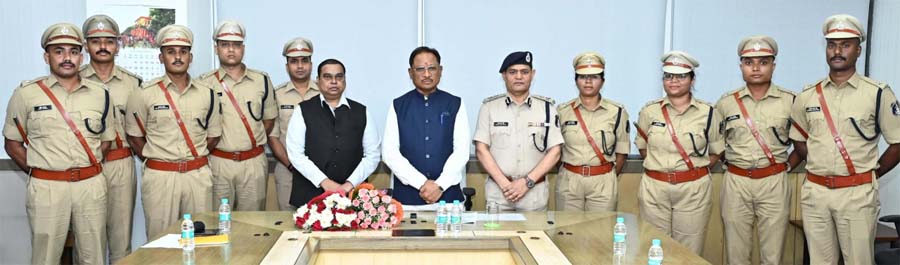 मुख्यमंत्री से भारतीय पुलिस सेवा एवं राज्य पुलिस सेवा के प्रशिक्षणार्थियों ने सौजन्य मुलाकात की मुख्यमंत्री से भारतीय पुलिस सेवा एवं राज्य पुलिस सेवा के प्रशिक्षणार्थियों ने सौजन्य मुलाकात की