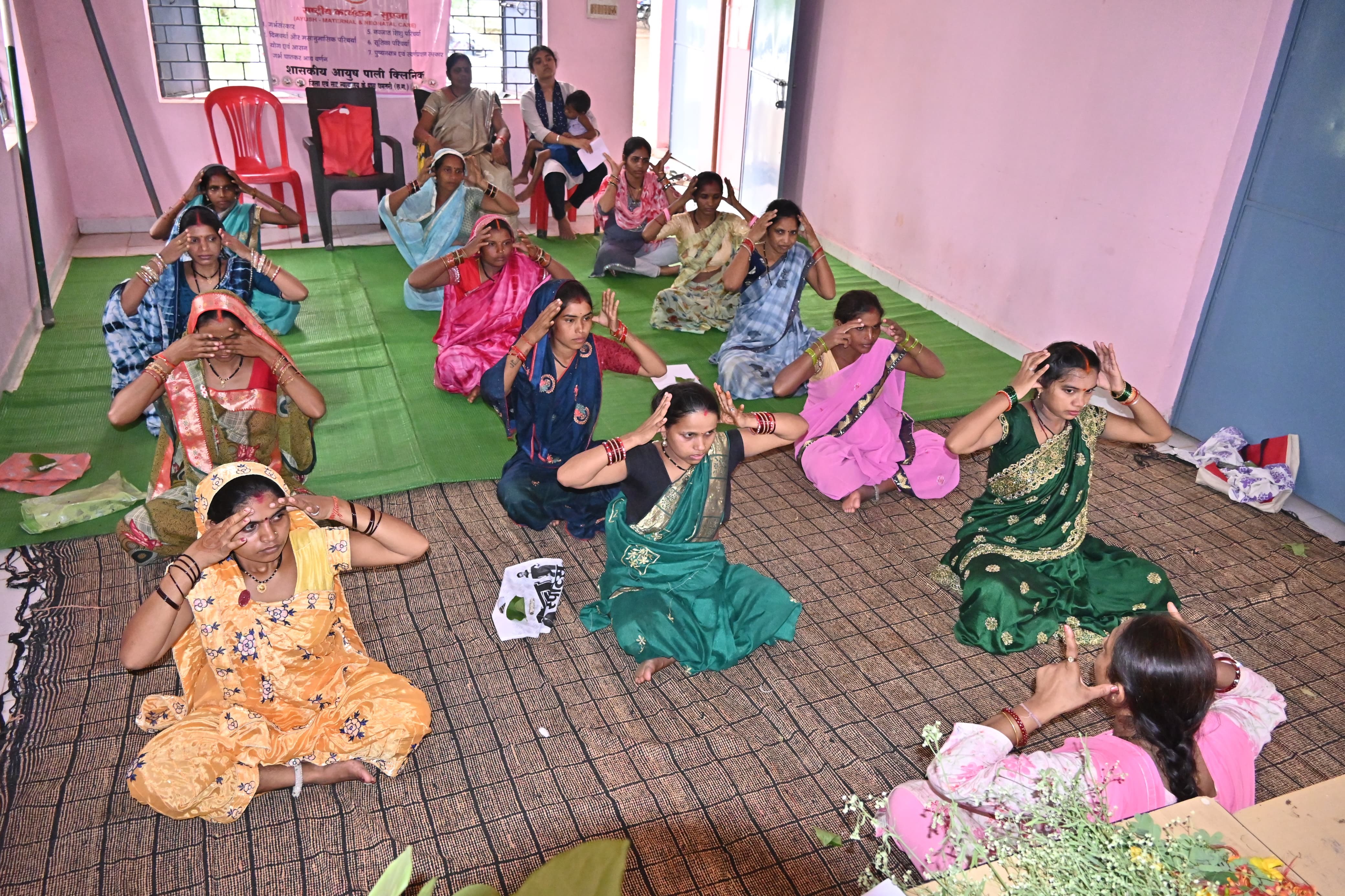 आंगनबाड़ी केंद्र भोयना में गर्भवती महिलाओं को योग कराती डा सरिता पचौरी। आंगनबाड़ी केंद्र भोयना में गर्भवती महिलाओं को योग कराती डा सरिता पचौरी।