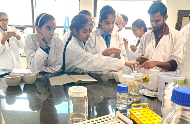 बायोटेक्नोलॉजी क्षेत्र का व्यावहारिक प्रशिक्षण लेते हुए विद्यार्थियों का समूह। बायोटेक्नोलॉजी क्षेत्र का व्यावहारिक प्रशिक्षण लेते हुए विद्यार्थियों का समूह।