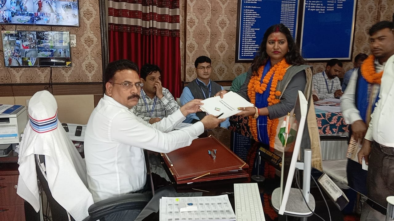 नामांकन करते उम्मीदवार नामांकन करते उम्मीदवार