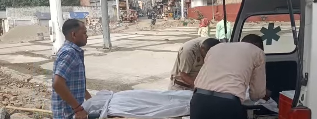 शव ले जाते हुए एंबुलेंस शव ले जाते हुए एंबुलेंस