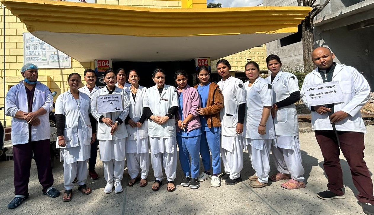 गोपेश्वर में मांगों को लेकर कार्य बहिष्कार करते हुए। गोपेश्वर में मांगों को लेकर कार्य बहिष्कार करते हुए।