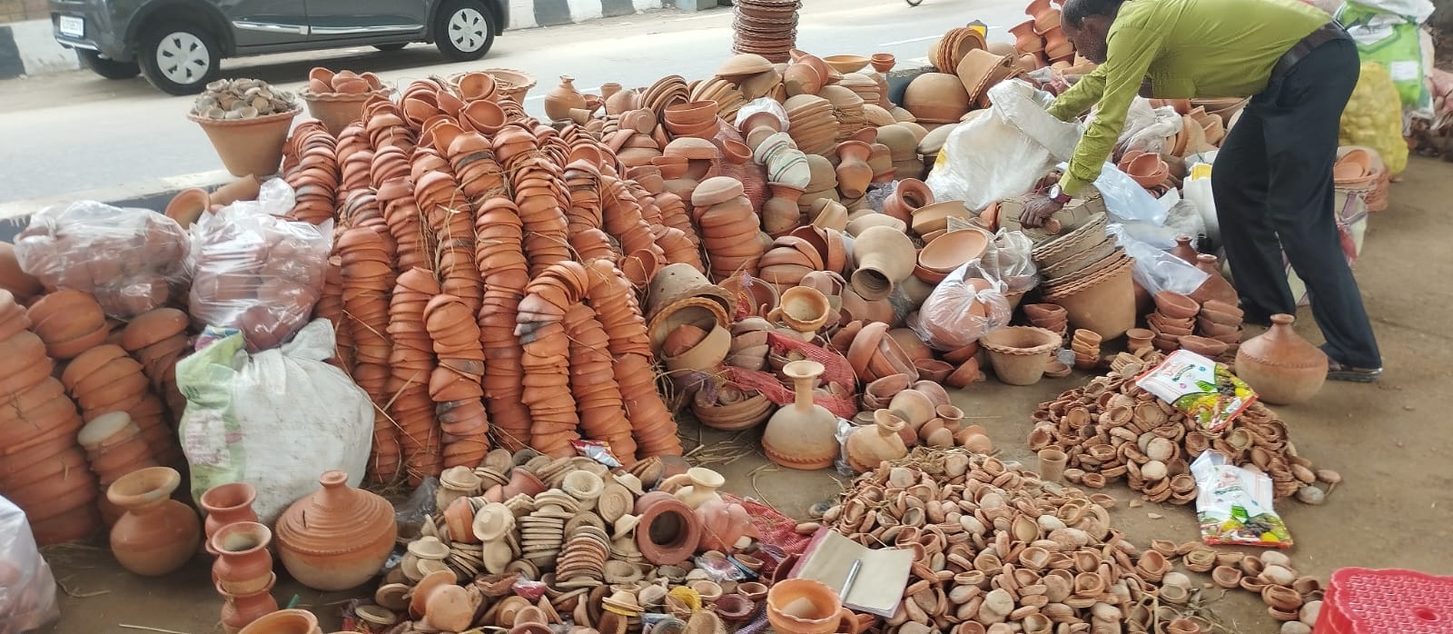 ग्राम से लेकर शहर दीपावली के लिए सजा दुकान,दिए खरीदने के लिए लोगों की भीड़। ग्राम से लेकर शहर दीपावली के लिए सजा दुकान,दिए खरीदने के लिए लोगों की भीड़।