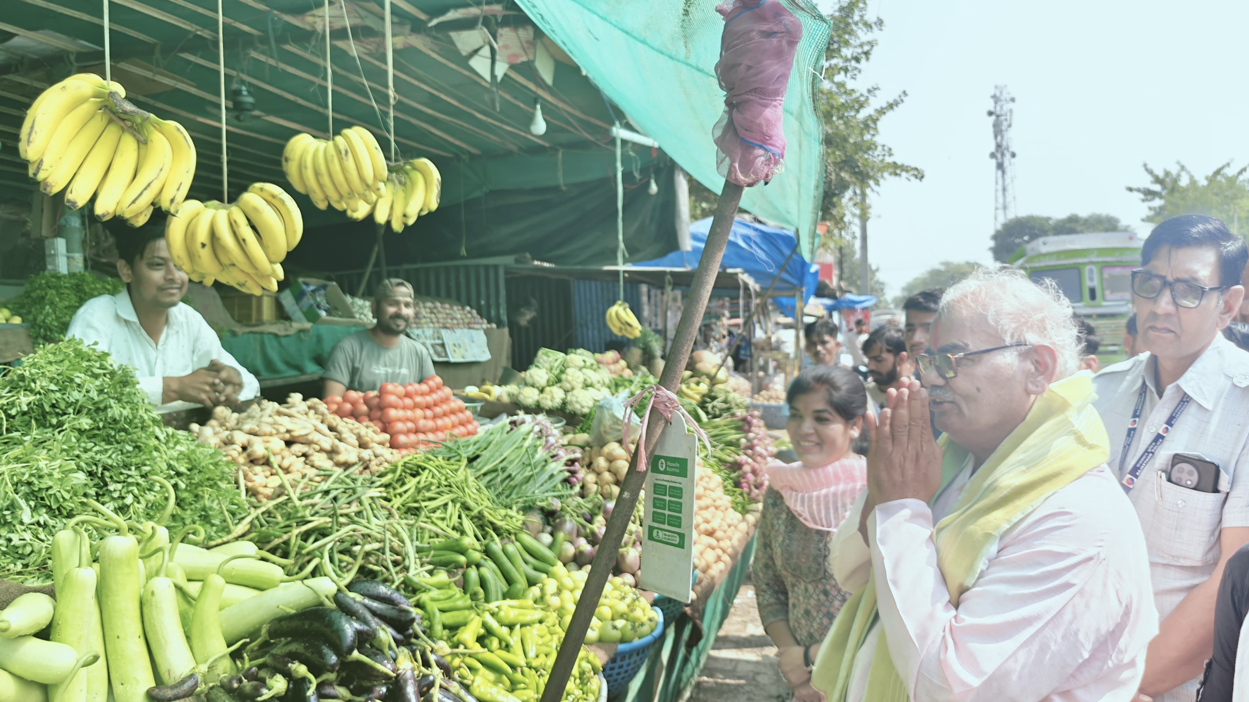 विधानसभा क्षेत्र मे घर घर पहुंच कर लोगों से दिवाली की राम श्याम की।