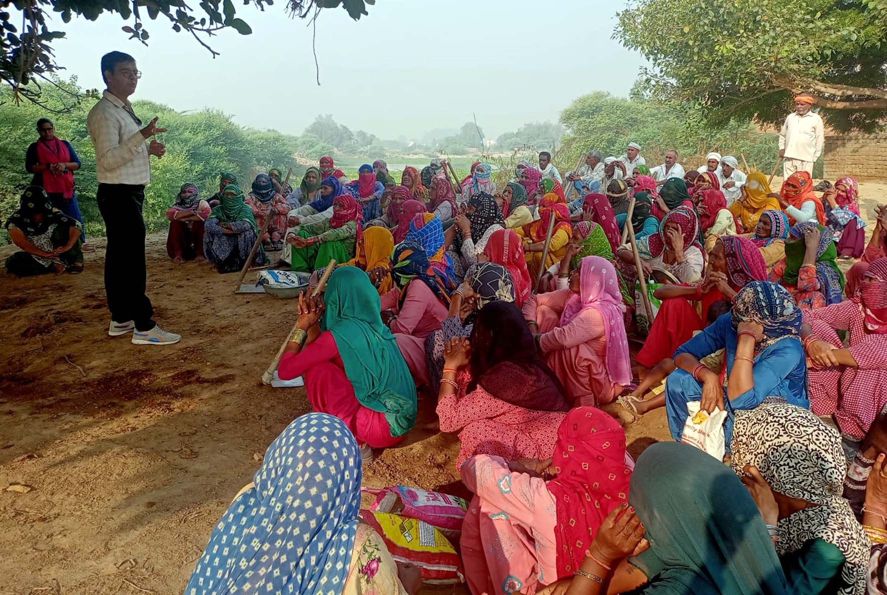 मनरेगा मजदूरों को जानकारी देते जिला सुकून काउंसलर राहुल शर्मा। मनरेगा मजदूरों को जानकारी देते जिला सुकून काउंसलर राहुल शर्मा।