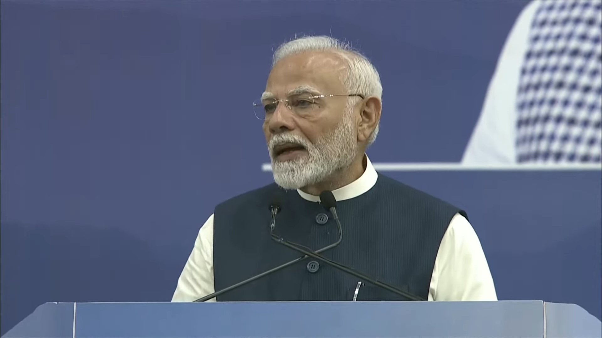 गुजरात के बड़ोदरा में कार्यक्रम को संबोधित करते हुए प्रधानमंत्री मोदी गुजरात के बड़ोदरा में कार्यक्रम को संबोधित करते हुए प्रधानमंत्री मोदी
