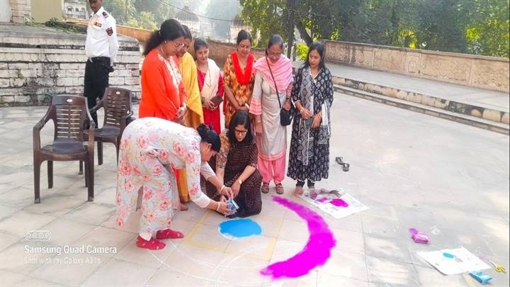 कलेक्टर रुचिका चौहान ने बनाई सतरंगी रंगोली कलेक्टर रुचिका चौहान ने बनाई सतरंगी रंगोली