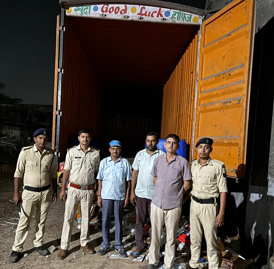 बरामद स्प्रिट व ट्रक के साथ पुलिस टीम बरामद स्प्रिट व ट्रक के साथ पुलिस टीम