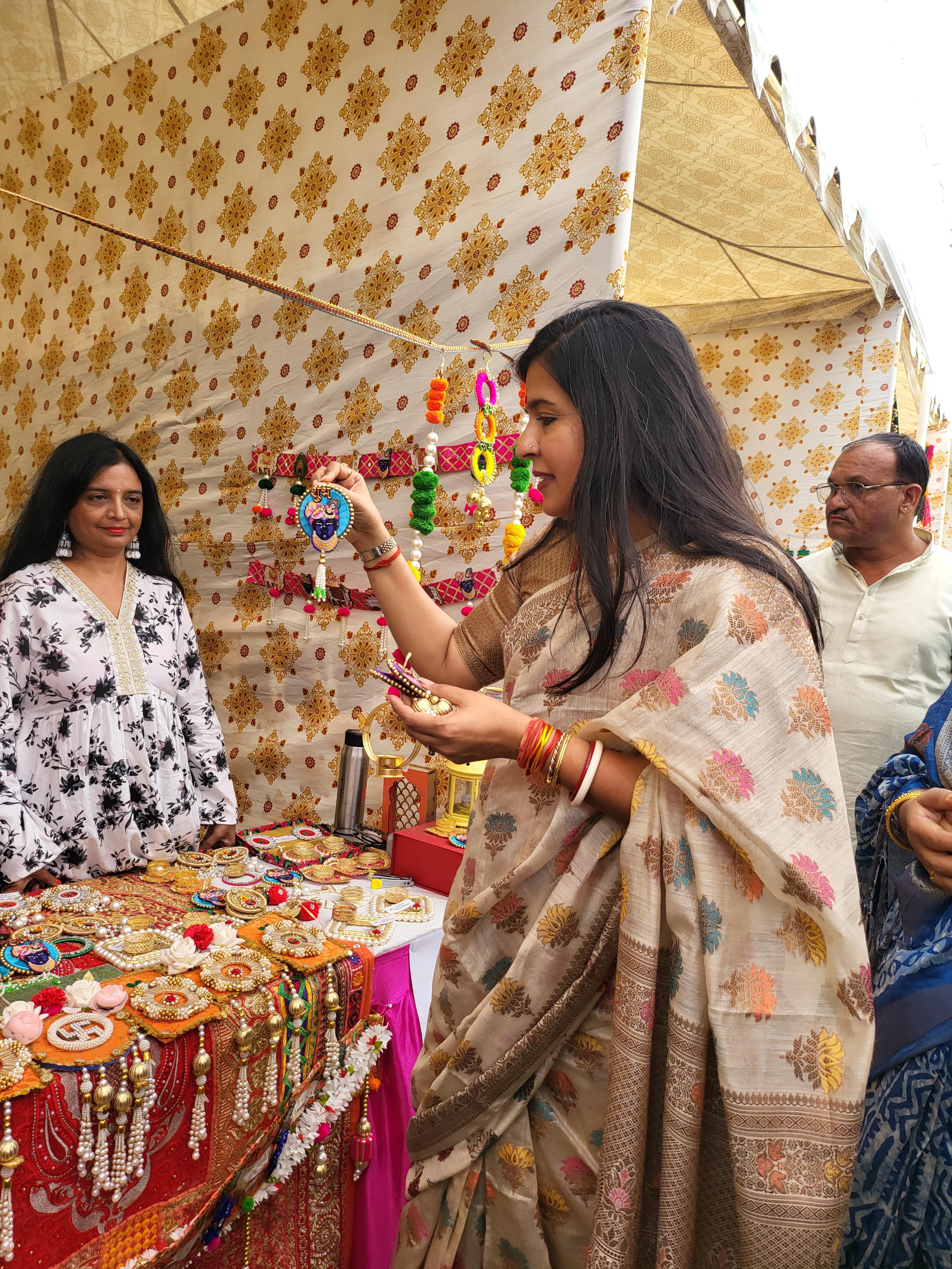 वोकल फॉर लोकल के तहत प्रदर्शनी का महापौर डॉ. सौम्या गुर्जर ने किया उद्वघाटन वोकल फॉर लोकल के तहत प्रदर्शनी का महापौर डॉ. सौम्या गुर्जर ने किया उद्वघाटन