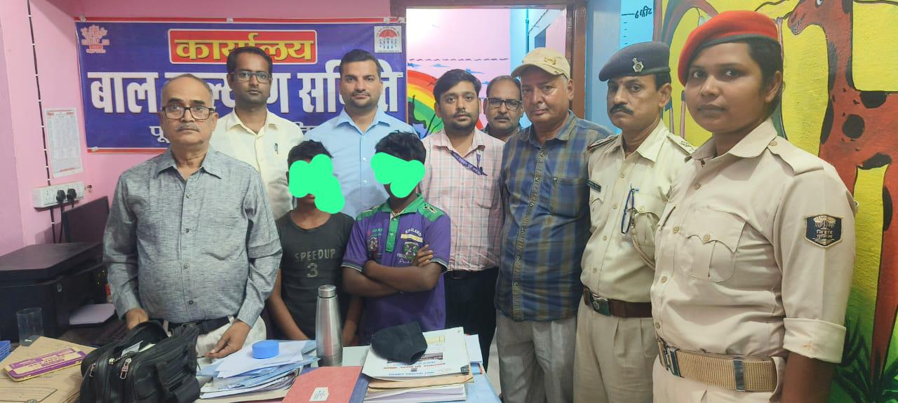विमुक्त कराये गये बच्चो के साथ धावा दल विमुक्त कराये गये बच्चो के साथ धावा दल