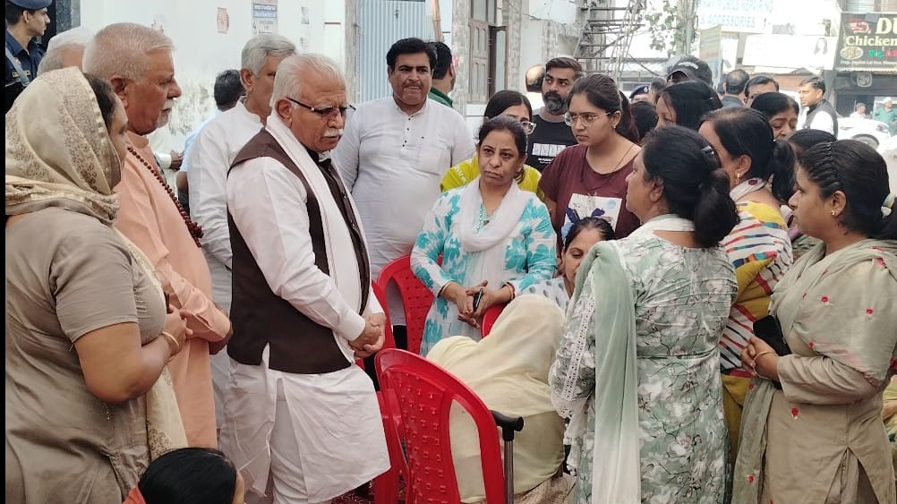 फोटो कैप्शन 28आरटीके4 : केन्द्रीय मंत्री मनोहर लाल शोकाकुल परिवार के लोगों का ढांढस देते फोटो कैप्शन 28आरटीके4 : केन्द्रीय मंत्री मनोहर लाल शोकाकुल परिवार के लोगों का ढांढस देते