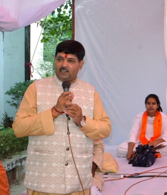 डा. विश्व अवतार जैमिनी स्मृति यजुर्वेद पारायण यज्ञ में संबाेधित करते डा काव्य साैरभ जैमिनी डा. विश्व अवतार जैमिनी स्मृति यजुर्वेद पारायण यज्ञ में संबाेधित करते डा काव्य साैरभ जैमिनी