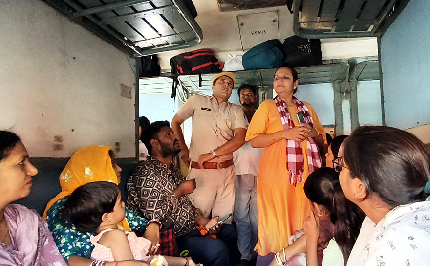 पैनी नजर से निगरानी कर रहे, रेलवे स्टेशन पर सुरक्षा व्यवस्था चाक-चौबंद
