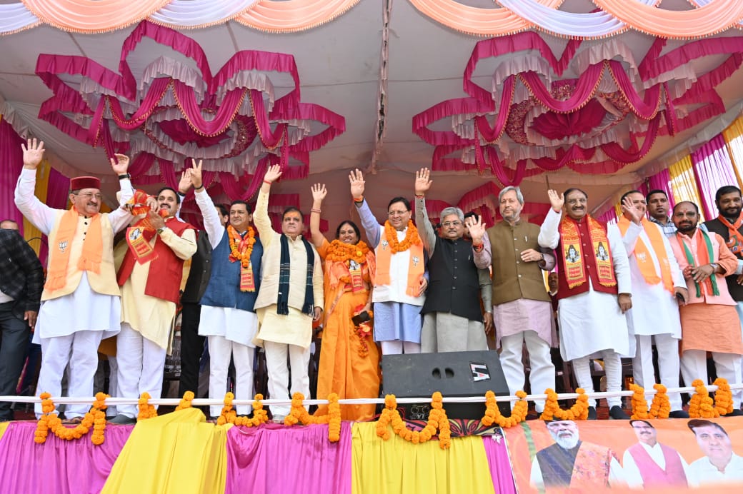 मंच पर जीत की हुंकार भरते भाजपाई। मंच पर जीत की हुंकार भरते भाजपाई।