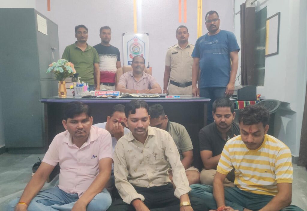 पुलिस के गिरफ्त में आरोपी पुलिस के गिरफ्त में आरोपी
