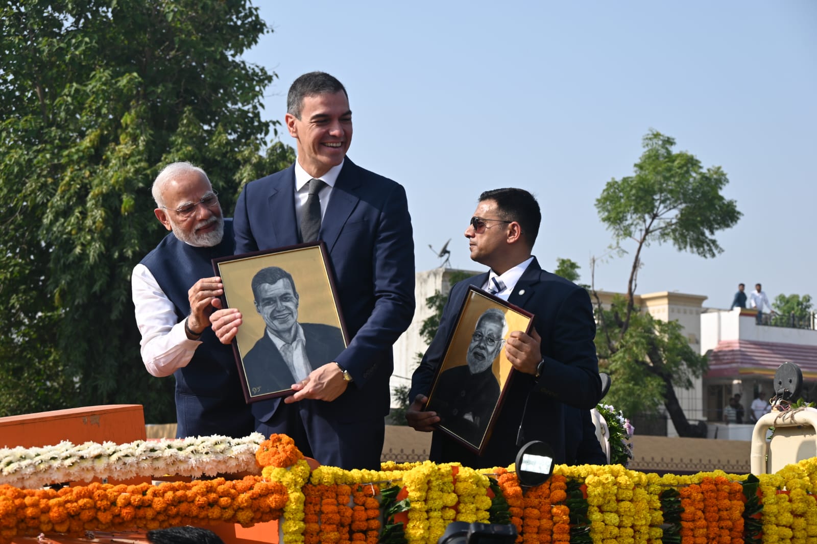 वडाेदरा की एमएस यूनिवसिर्टी की दिव्यांग छात्रा के बनाए चित्र के साथ प्रधानमंत्री नरेन्द्र मोदी और स्पेन के राष्ट्रपति पेड्रो सांचेज। वडाेदरा की एमएस यूनिवसिर्टी की दिव्यांग छात्रा के बनाए चित्र के साथ प्रधानमंत्री नरेन्द्र मोदी और स्पेन के राष्ट्रपति पेड्रो सांचेज।