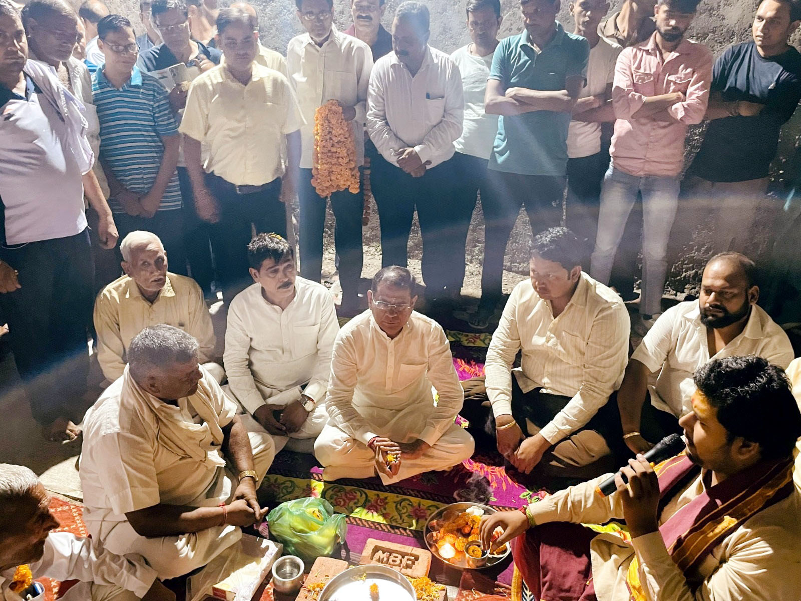 राज्यमंत्री राजेश नागर जोहड के पुननिर्माण कार्य का शुभारंभ करवाते हुए राज्यमंत्री राजेश नागर जोहड के पुननिर्माण कार्य का शुभारंभ करवाते हुए