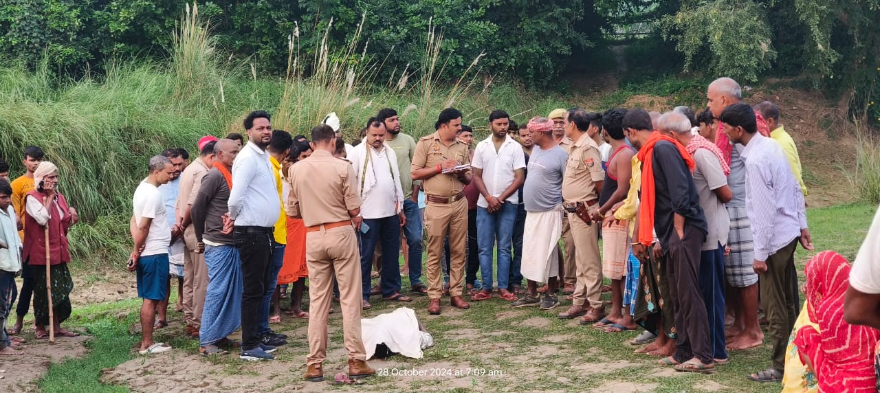 मौके पर छानबीन करते पुलिस अफसर: फोटो बच्चा गुप्ता मौके पर छानबीन करते पुलिस अफसर: फोटो बच्चा गुप्ता