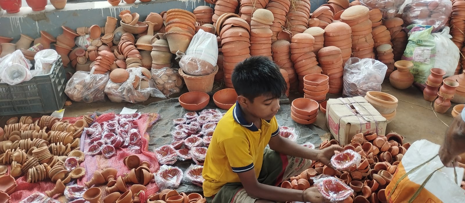 ग्राम से लेकर शहर दीपावली के लिए सजा दुकान,दिए खरीदने के लिए लोगों की भीड़। ग्राम से लेकर शहर दीपावली के लिए सजा दुकान,दिए खरीदने के लिए लोगों की भीड़।
