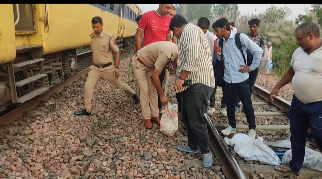 फोटो कैप्शनः 28 आरटीकेः5 सांपला के पास ट्रेन में हुए विस्फोट के बाद यात्रियों के सामान की जांच करती पुलिस टीम।